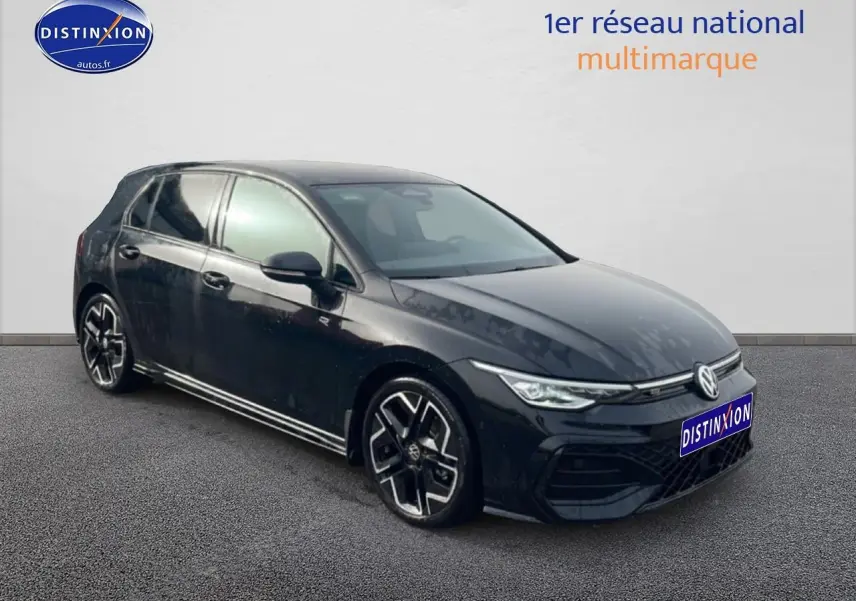 Volkswagen Golf 1.5 eTSI R-Line noire vue 3/4 avant avec jantes alu distinctives et phares LED.