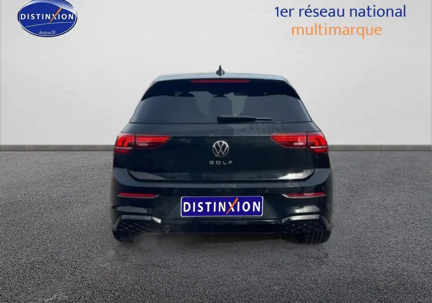 Vue arrière d'une Volkswagen Golf noire 2026 avec feux LED et lunette arrière surteintée, sur fond neutre.