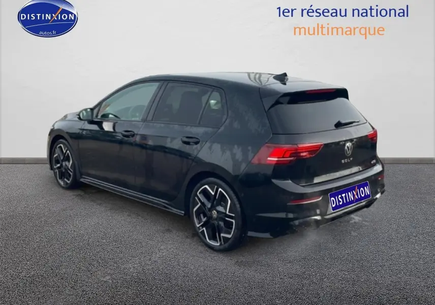Volkswagen Golf 1.5 eTSI R-Line noire vue 3/4 arrière droit avec jantes alu distinctives.