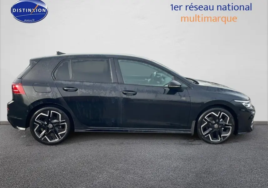 Profil côté gauche d'une Volkswagen Golf noire 2026 avec jantes alu noires et détails R-Line visibles.
