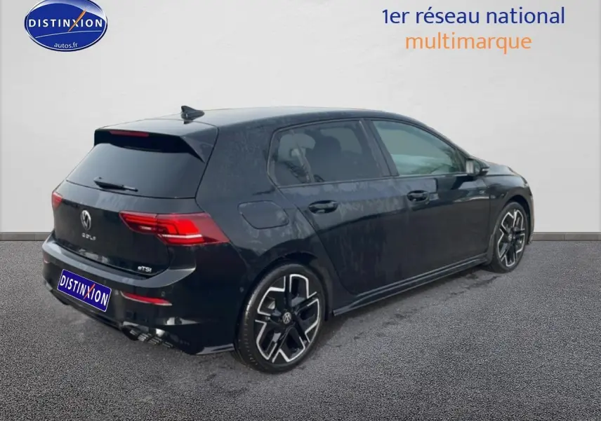 Volkswagen Golf 1.5 eTSI R-Line noire vue 3/4 arrière droit avec jantes alu distinctives et vitres surteintées.
