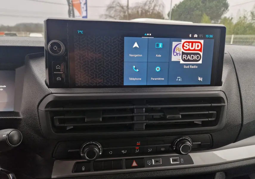 Vue rapprochée de l’écran tactile central et des commandes de climatisation du Citroën Jumpy Cabine Approfondie gris titane 2025.