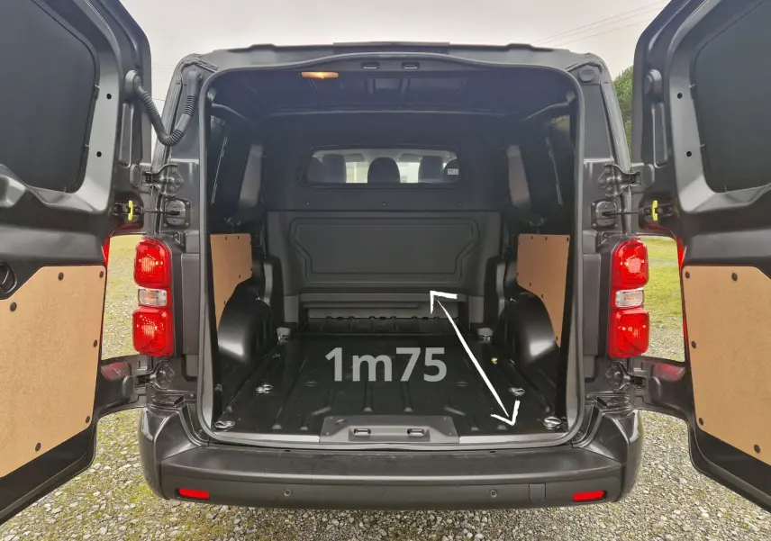 Vue arrière ouverte du Citroën Jumpy Cabine Approfondie gris titane, montrant l’espace de chargement avec indication 1m75.