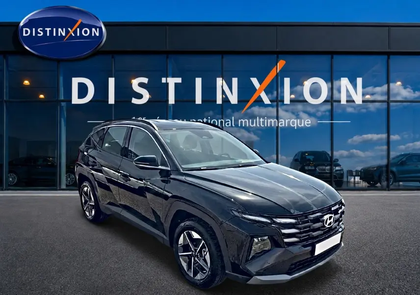 Hyundai Tucson noir 2026 en 3/4 avant droit, avec calandre distinctive et jantes alu 18 pouces.