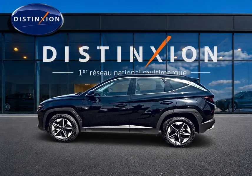 Vue de profil côté gauche d'un Hyundai Tucson noir 2026 devant une vitrine Distinxion, avec jantes alu 18 pouces.