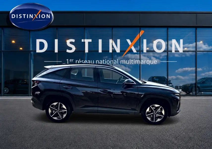 Profil latéral droit du Hyundai Tucson noir 2026, soulignant ses jantes alliage et lignes anguleuses modernes.