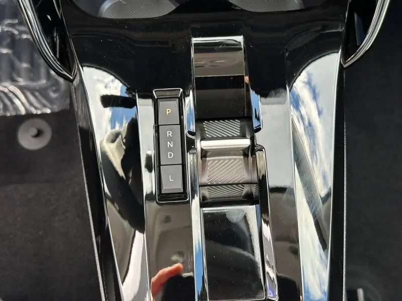 Gros plan sur la console centrale noire brillante avec sélecteur de boîte auto du Citroën C3 Aircross Gris Mercury.