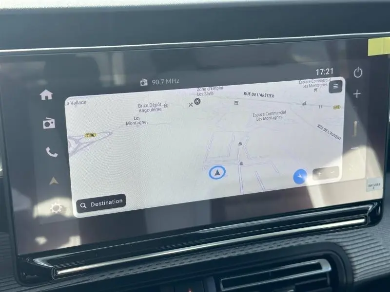 Écran tactile central affichant le GPS du Citroën C3 Aircross 1.2 Hybride, vue intérieure du tableau de bord.