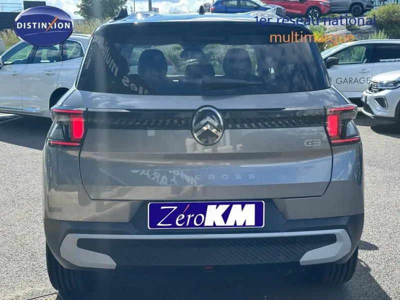 Vue arrière d'un Citroën C3 Aircross gris Mercury avec feux LED et logo Citroën central sur fond noir.