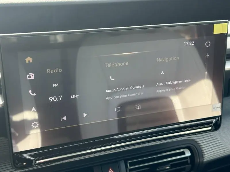 Écran tactile central du tableau de bord du Citroën C3 Aircross gris Mercury, affichant radio et navigation.