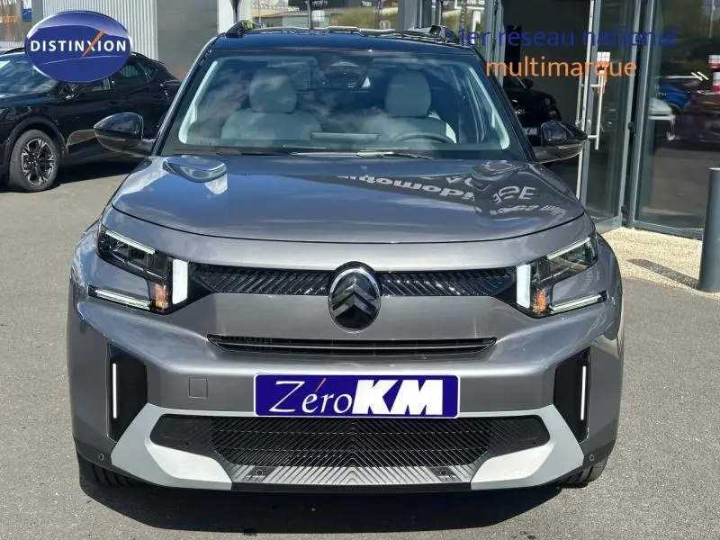 Vue avant d'une Citroën C3 Aircross gris Mercury avec calandre noire et feux LED distinctifs.