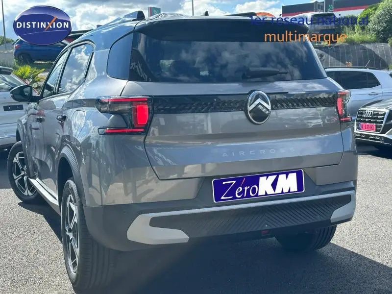 Vue 3/4 arrière droite d'un Citroën C3 Aircross gris Mercury avec feux LED et logo Citroën bien visibles.