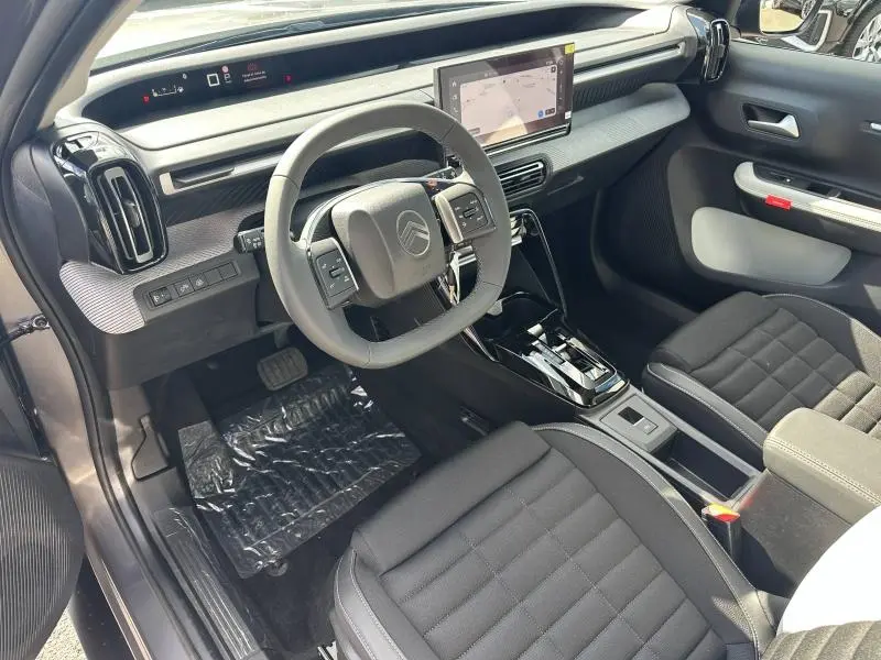 Vue intérieure côté conducteur du Citroën C3 Aircross 2026, avec tableau de bord moderne et écran tactile central.