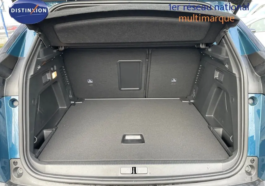 Coffre ouvert du Peugeot 3008 bleu Célèbes Métal, vue arrière montrant l'espace de chargement vide et les finitions intérieures.