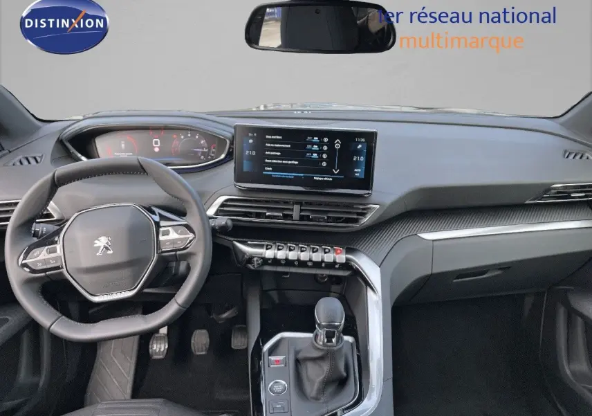 Vue intérieure du tableau de bord et volant de la Peugeot 3008 bleu Celebes, avec écran tactile et boîte manuelle.