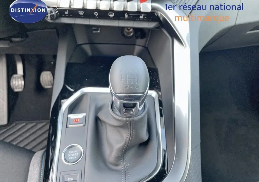 Gros plan sur le levier de vitesses manuel et la console centrale intérieure du Peugeot 3008 2023.