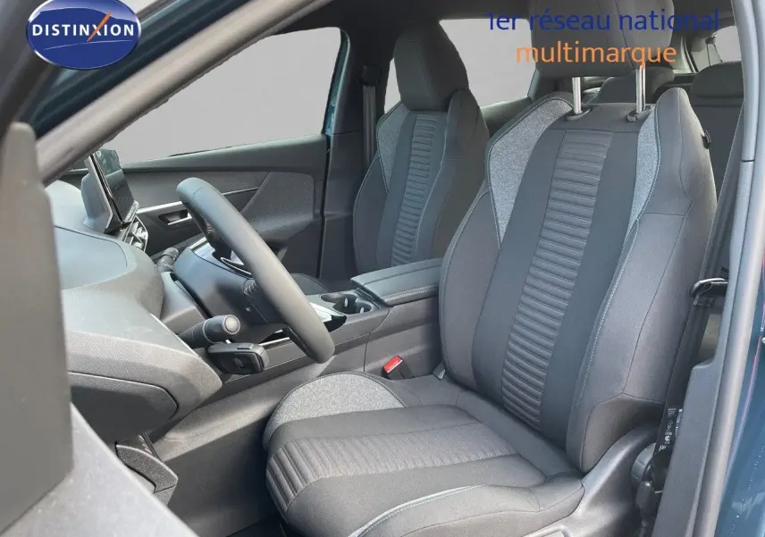 Intérieur du Peugeot 3008 2023 en bleu Celebes Metal, vue côté conducteur sur les sièges gris et tableau de bord.