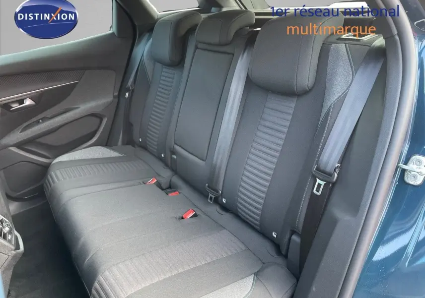 Vue latérale droite de l'intérieur arrière du Peugeot 3008 bleu Celebes Metal, montrant les sièges en tissu gris et noir.