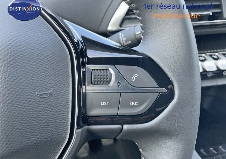 Gros plan sur les commandes du volant cuir gris du Peugeot 3008 2023, version essence Bleu Célèbes Métal.