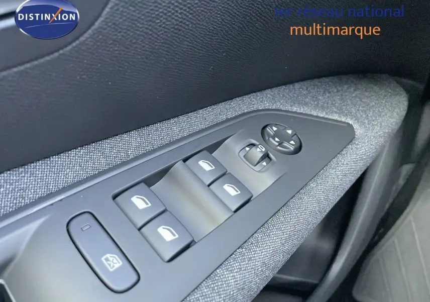 Panneau de commandes des vitres et rétroviseurs côté conducteur avec habillage tissu gris dans un Peugeot 3008 bleu Celebes Metal.