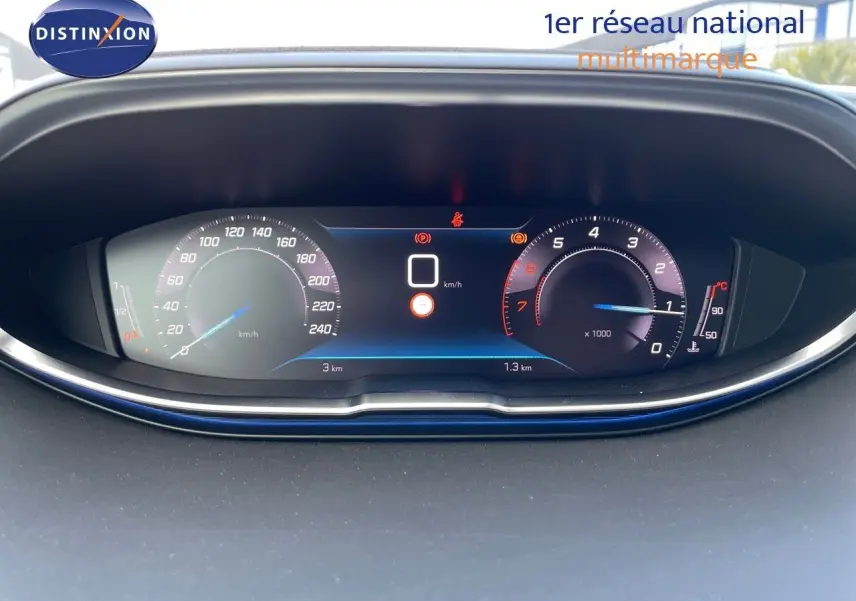 Tableau de bord numérique du Peugeot 3008 bleu Célebès Metal 2023 affichant vitesse et compte-tours.