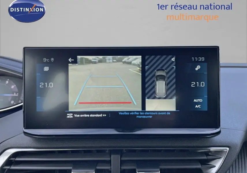 Écran central du Peugeot 3008 bleu, affichant la caméra de recul et la température intérieure à 21°C.