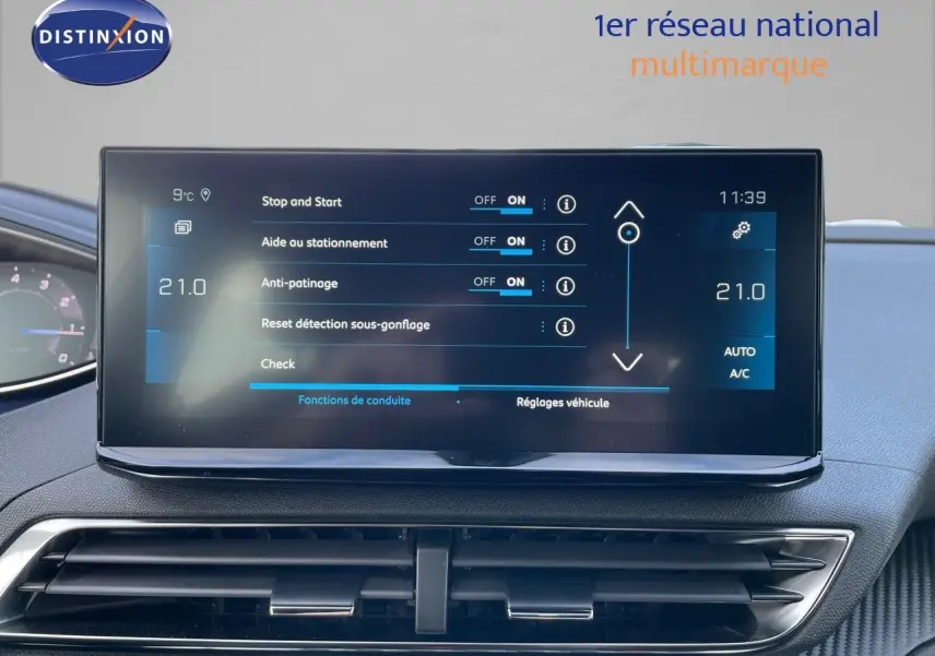 Écran tactile central du tableau de bord du Peugeot 3008 bleu Célèbes métal, affichant les réglages d’aide à la conduite.