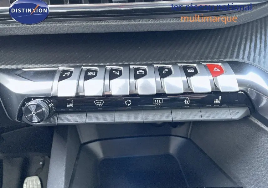 Gros plan sur la console centrale du Peugeot 3008 bleu Célèbes Métal 2023, montrant les boutons de commande et réglages.