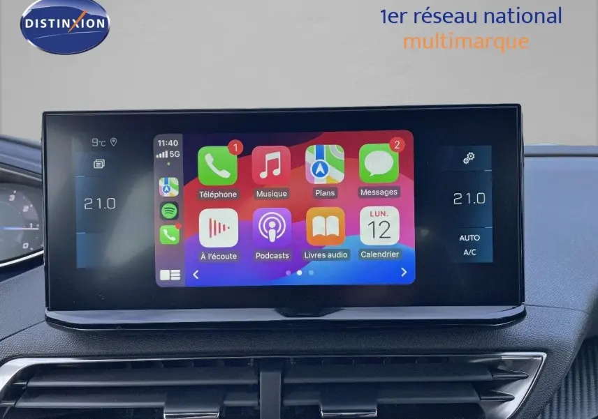 Écran tactile central affichant les applications multimédia dans l'habitacle du Peugeot 3008 2023.