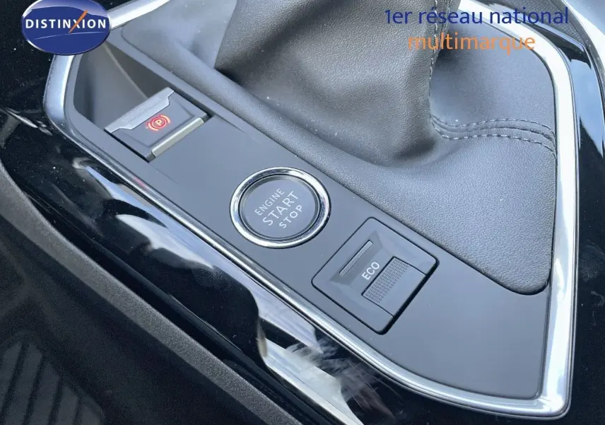Gros plan sur la console centrale noire du Peugeot 3008 2023 avec bouton start/stop et mode ECO visible.