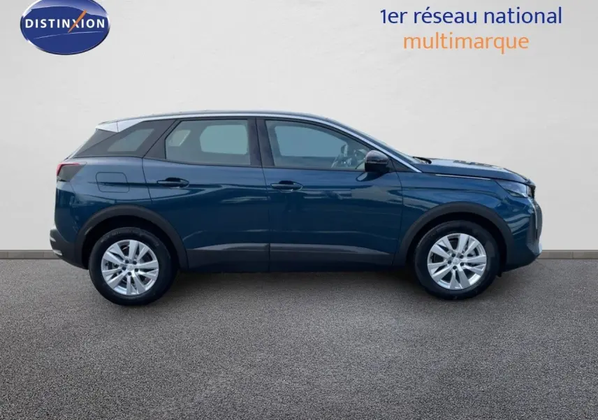 Profil latéral droit d'un Peugeot 3008 bleu Célèbes métal 2023, finition Active Pack, sur fond neutre.