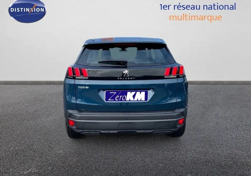 Vue arrière d'un Peugeot 3008 bleu Célèbes Métal 2023 avec feux arrière à griffes caractéristiques et plaque Zéro KM.
