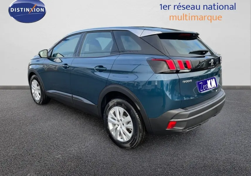 Peugeot 3008 bleu Célèbes métal en 3/4 arrière droit, mettant en valeur ses feux arrière à LED et jantes argentées.