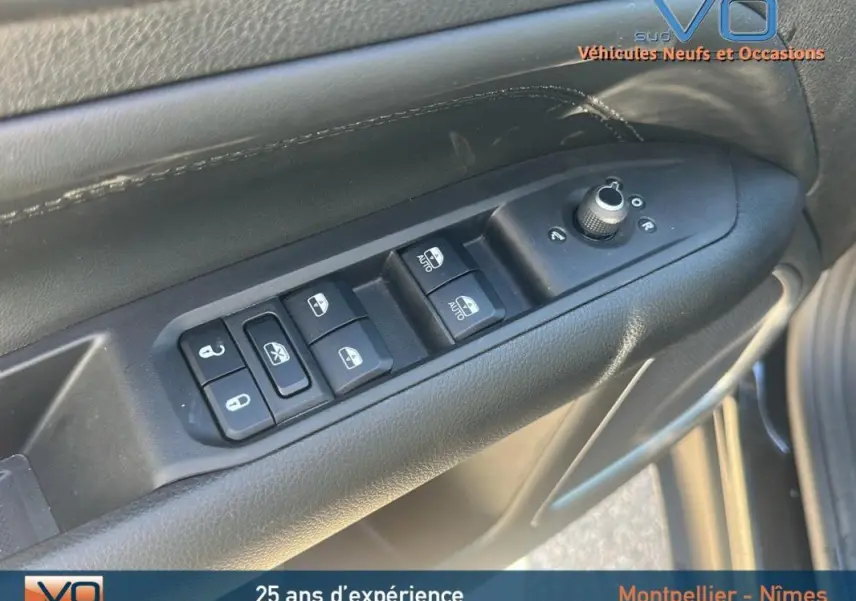 Commande des vitres et rétroviseurs côté conducteur du Jeep Compass noir 2023, vue rapprochée de la portière intérieure.