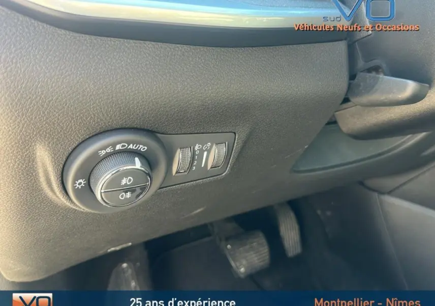 Gros plan sur les commandes d’éclairage et réglage du tableau de bord d’un Jeep Compass noir 2023, côté conducteur.