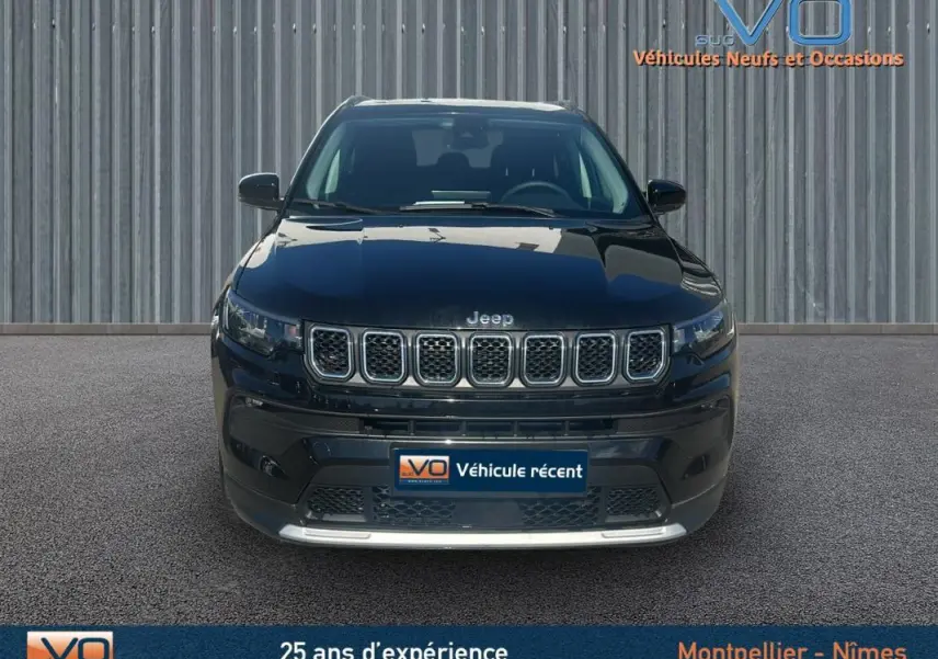 Vue frontale d'un Jeep Compass noir 2023 avec calandre caractéristique et plaques d'immatriculation visibles.