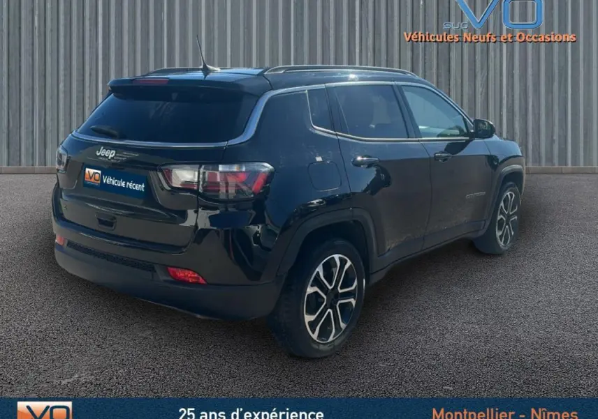 Vue 3/4 arrière droite d'un Jeep Compass noir 2023 avec jantes 18 pouces et vitres teintées.