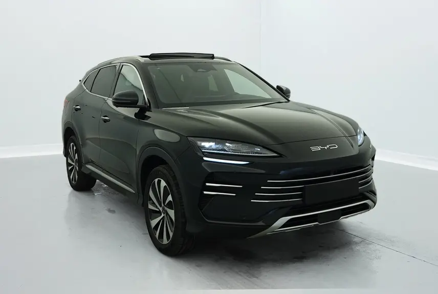 Vue 3/4 avant du SUV BYD SEAL U hybride rechargeable en Obsidian Black avec phares LED allumés et jantes bicolores.