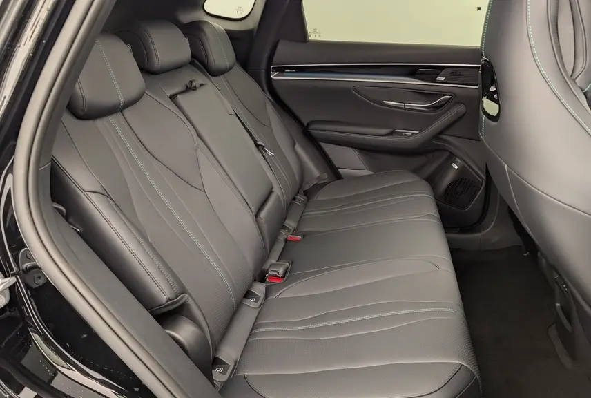 Vue intérieure côté gauche des sièges arrière noirs en similicuir vegan du BYD SEAL U 2025 avec surpiqûres bleues.