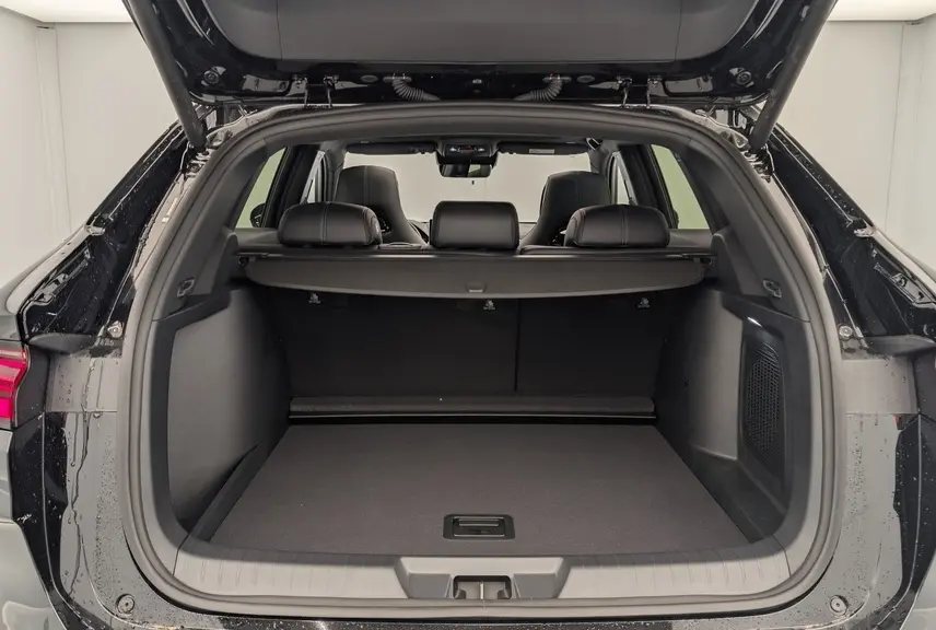 Vue arrière du coffre ouvert du BYD SEAL U 2025 noir Obsidian, montrant l'espace de chargement et les feux arrière LED rouges.