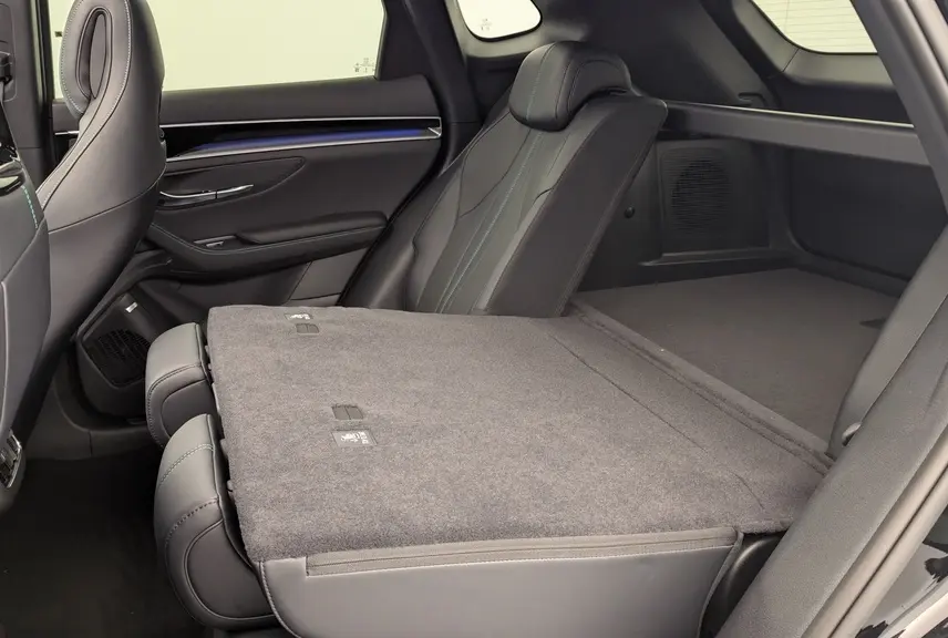 Vue intérieure côté droit du coffre et sièges arrière rabattus en Obsidian Black du BYD SEAL U 2025 hybride rechargeable.