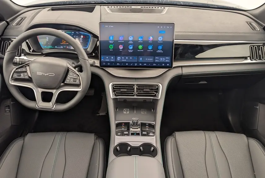 Vue intérieure avant du BYD SEAL U 2025 en noir, avec volant multifonction et grand écran tactile central 15,6 pouces.