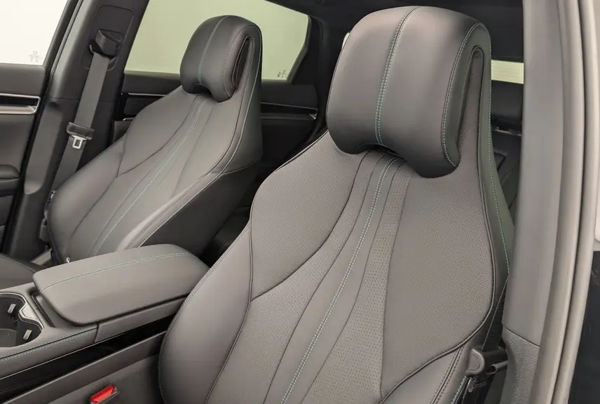 Vue rapprochée des sièges avant en similicuir noir avec surpiqûres bleues du BYD SEAL U 2025 Obsidian Black.