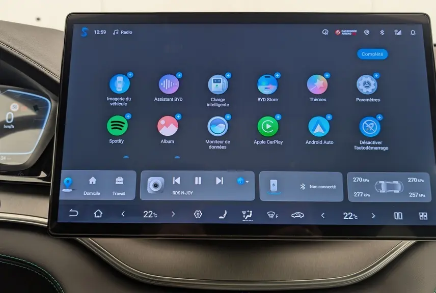 Écran tactile rotatif 15,6'' du tableau de bord du BYD SEAL U 2025, affichant les applications et réglages connectés.