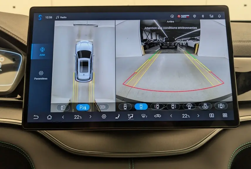 Écran tactile intérieur du BYD SEAL U affichant la caméra 360° et la vue arrière en stationnement.