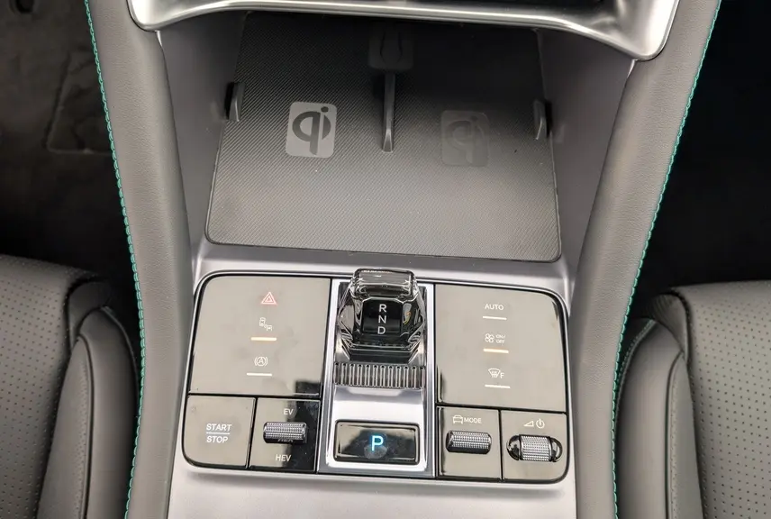 Gros plan sur la console centrale noire avec levier de vitesses cristal et commandes tactiles du BYD SEAL U 2025.