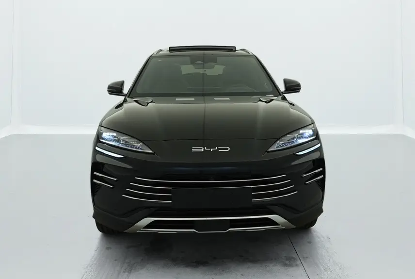 Vue frontale du BYD SEAL U 2025 en noir Obsidian avec phares LED allumés et toit ouvrant panoramique visible.