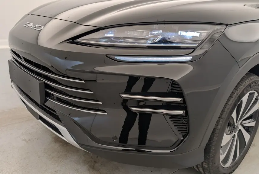 Vue 3/4 avant droit du BYD SEAL U noir Obsidian, mettant en valeur ses phares LED et jantes alliage 19 pouces.