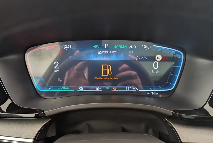 Vue rapprochée du tableau de bord numérique du BYD SEAL U 2025 affichant les informations de conduite et alertes.