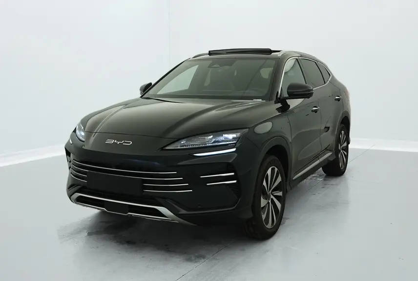 Vue 3/4 avant droite du SUV BYD SEAL U 2025 en noir Obsidian avec phares LED allumés dans un studio blanc.